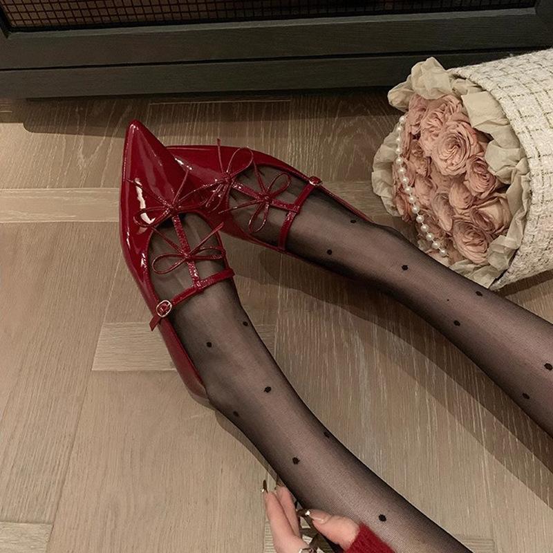 Płaskie buty damskie z paskiem T i szpicem, eleganckie czerwone buty Mary Janes na imprezę, czarne czółenka 2025