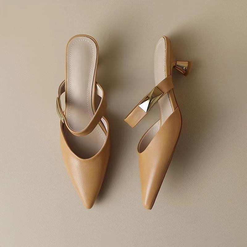 

2025 Женские туфли-мюли на каблуке-рюмочке, золотые заклепки, острый носок, летние женские сандалии, модные бежевые женские повседневные туфли на среднем каблуке 34 жёлтый