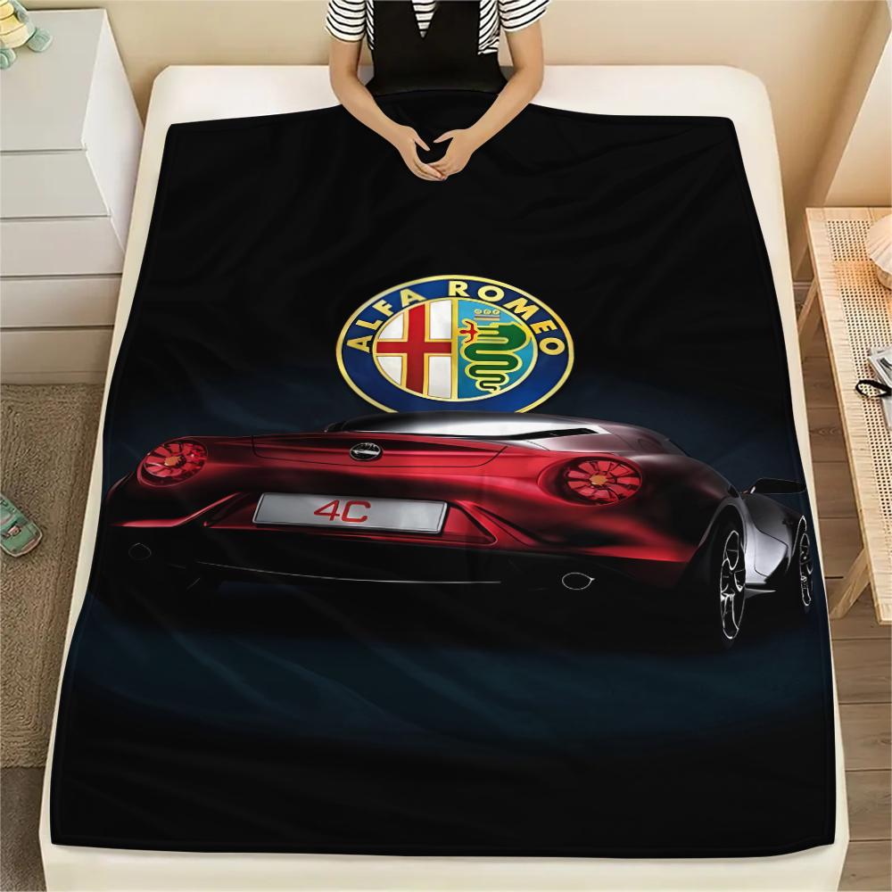 1PC Manta de Franela con Estampado Alpha Romeo, Alta Calidad para Todas las Estaciones, Decoración del Hogar, Calidez y Comodidad, Perfecta para Regalos de Navidad