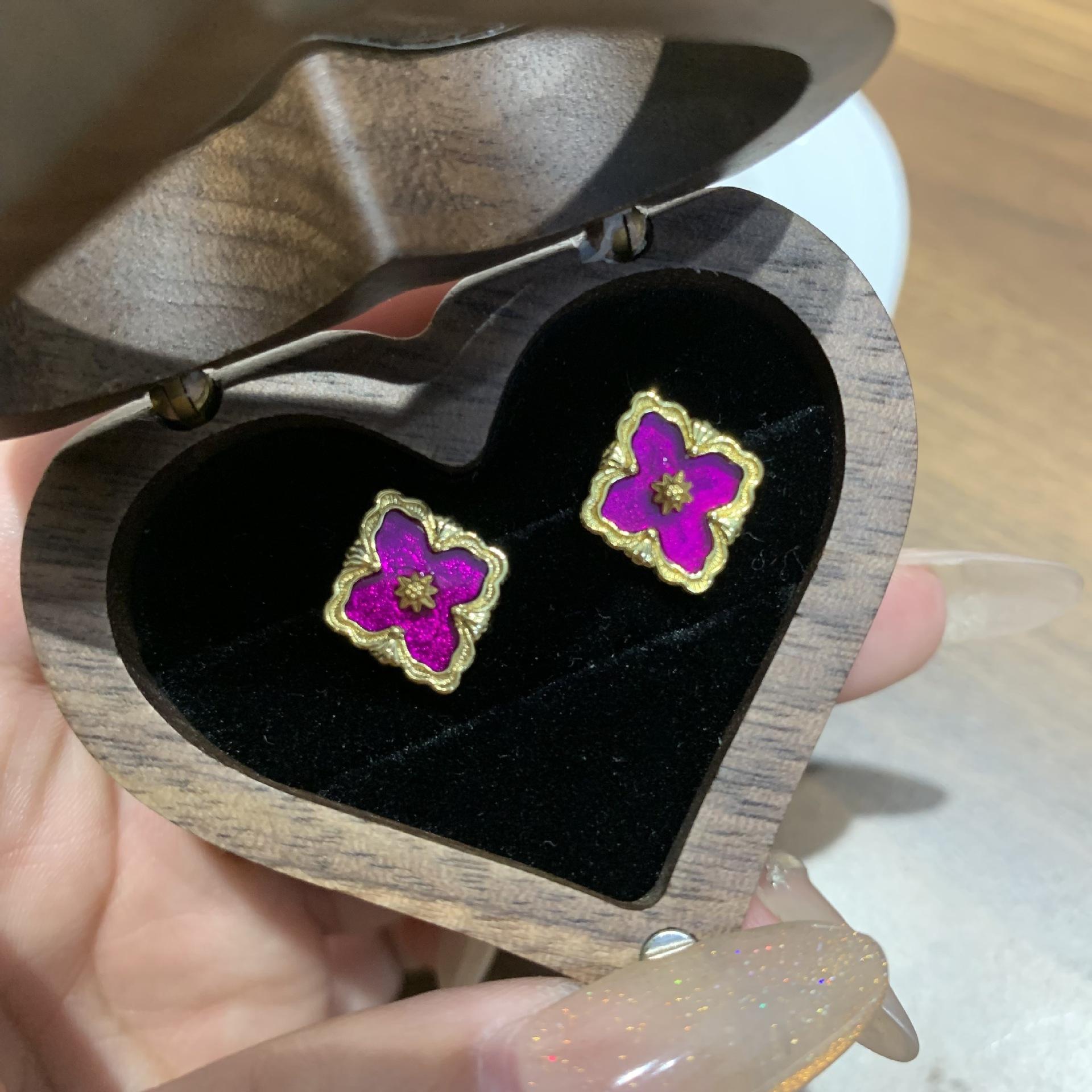 

Italian Lasbucci Small Natural White Fritillary Four-Leaf Clover Stud Earrings Retro Court Temperament Earrings