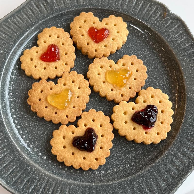 Obálka s láskou, vykrajovátka na sušenky ve tvaru srdce, razítka, vzor květinových okvětních lístků, reliéfní forma na sušenky, fondán, nástroj na pečení a zdobení.