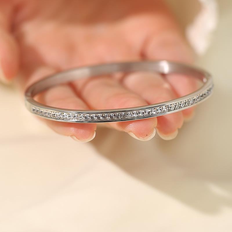 Bracelet de Luxe en Acier Inoxydable pour Femme: Titane Électroplaqué, Sertissage Diamants Complet, Style Européen-Américain