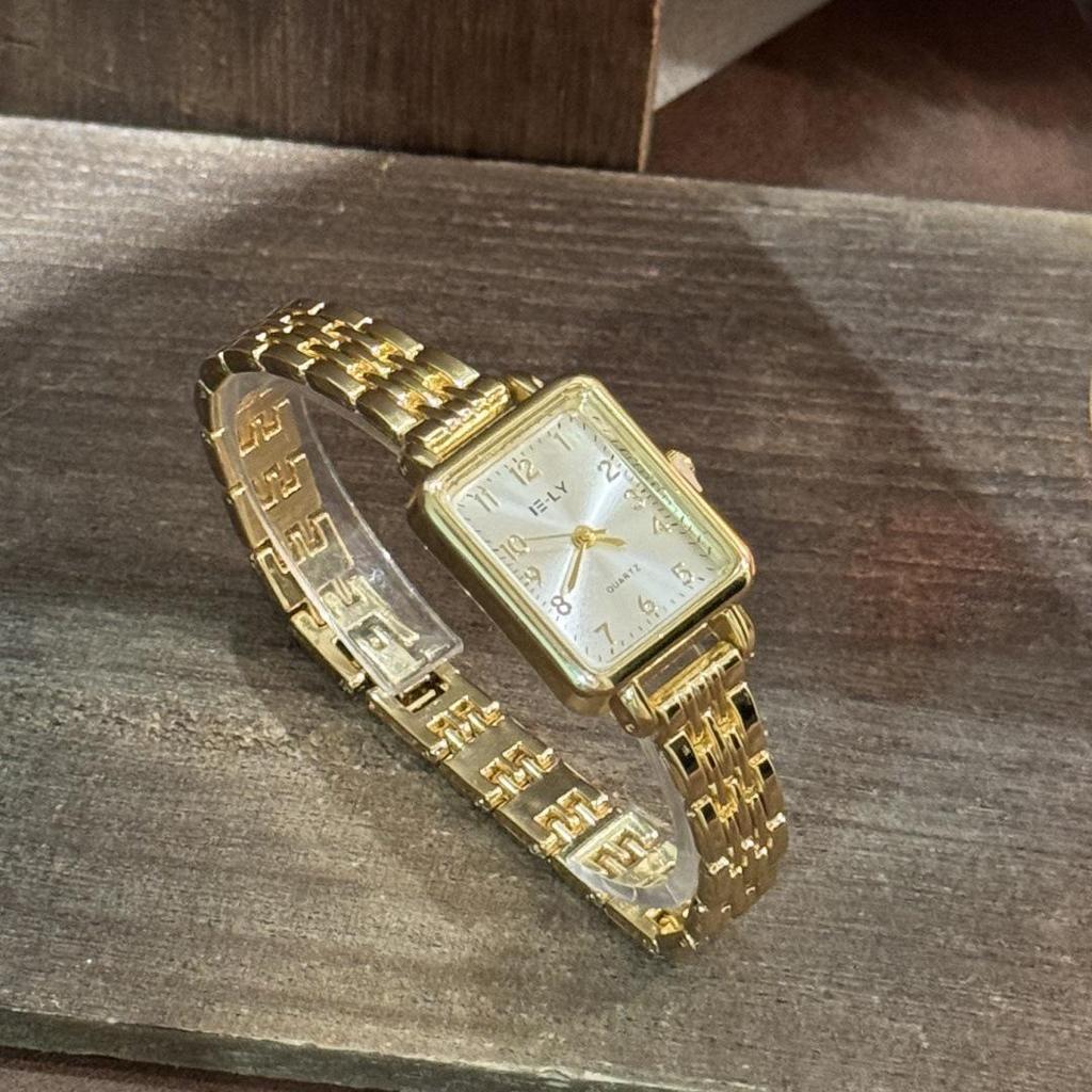 Retro Gold Square Quartz Watch with Versatile Bracelet