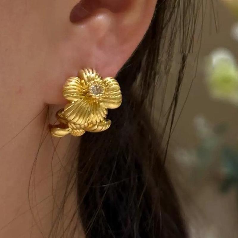 

French retro metal c-shaped flower stud earrings without ear piercings,ear clips, mosquito coil disc, zircon earrings, light luxury and high-end sense