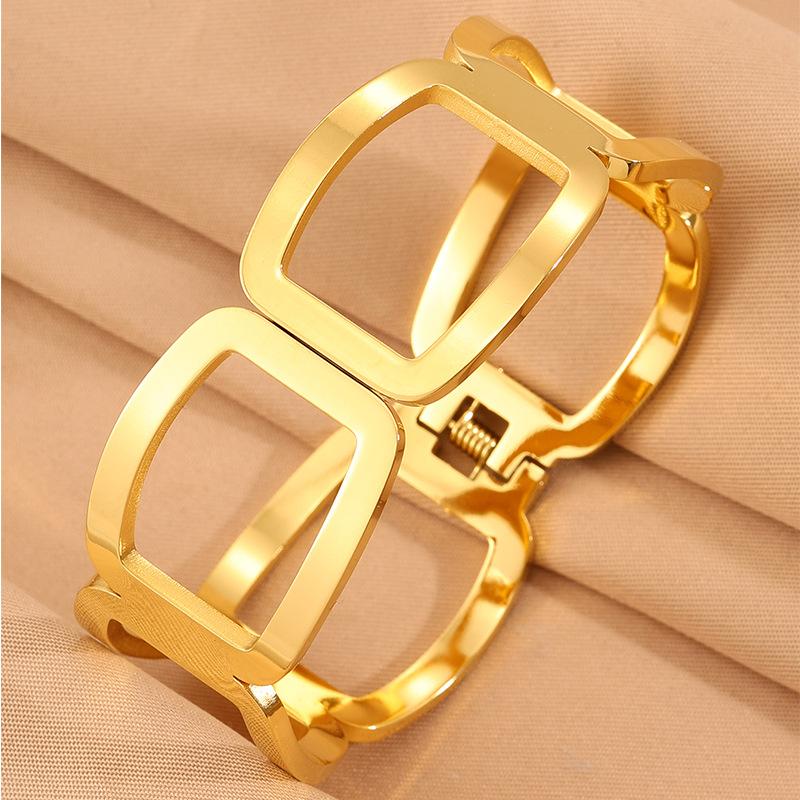 Color Curved Great Wall Pattern Women's Open Luxurious Bracelet