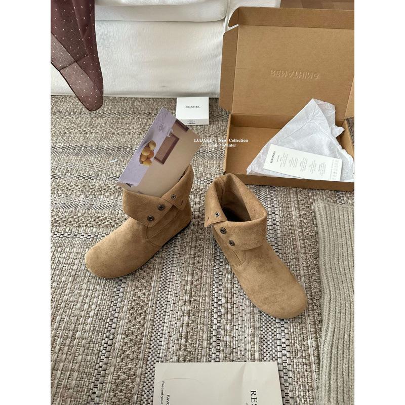 

Short boots women s autumn 2025 new flat bottom soft bottom short tube rivets two wear knight boots Martin medium boots 40 песочный