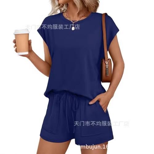 European and American women's clothing is popular, spring and summer short-sleeved T-shirts and shorts are loose and casual two-piece sets.