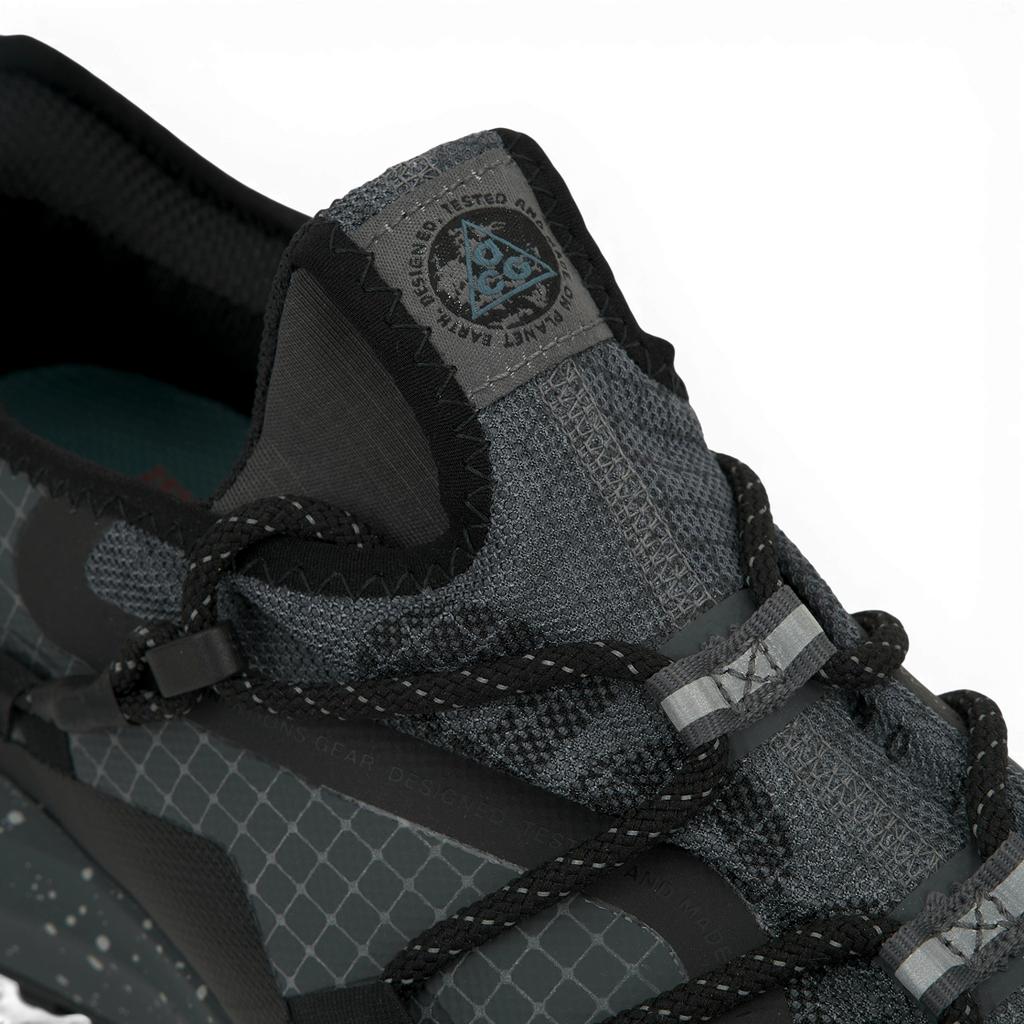 Nike ACG Mountain Fly Low GORE-TEX Μαύρο Σκούρο Γκρι Unisex Αθλητικά Παπούτσια Καπνισμένο Μπλε Λυκόγκριζο Πικάντικο Κόκκινο IB7328-002