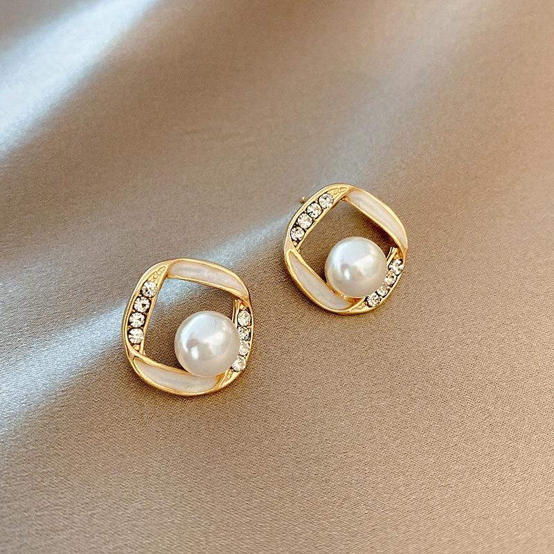 Light Luxury Pearl Stud Earrings Celebrity Temperament Flower Earrings Elegant High-end Earrings