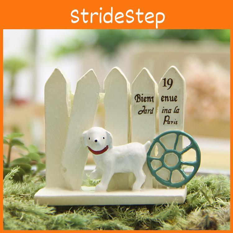 Small Resin Dog Fence Ornament For Garden Decoration And Event Gift Applications