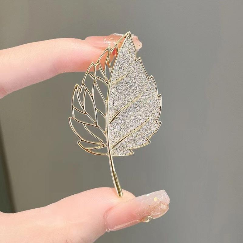 Elegante goldfarbene hohle Strass-Blätter-Brosche, glänzende Zirkonia-Damenbroschen, Metall-Anstecknadeln, Party-Abzeichen, Schmuckgeschenke