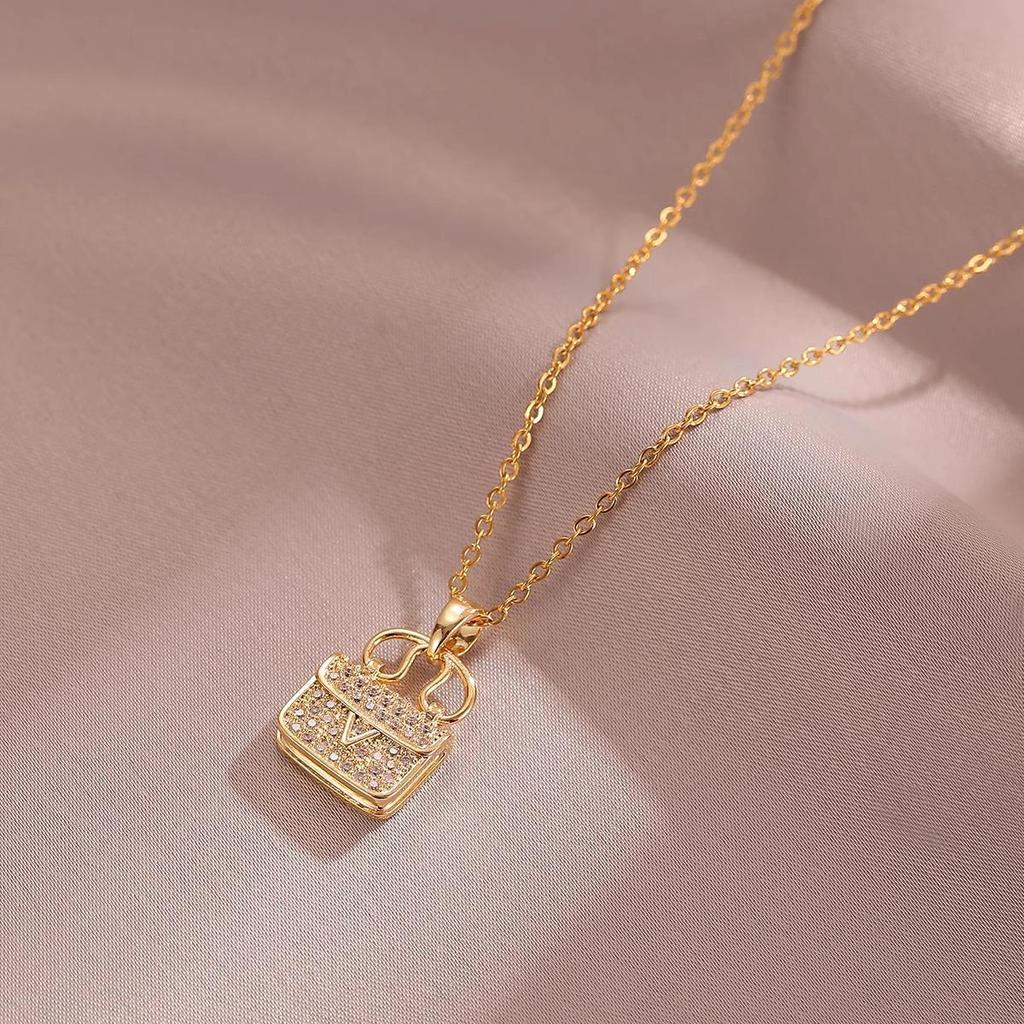 Copper-Plated Gold "V" Pendant Necklace - Luxury Fashion Accessory