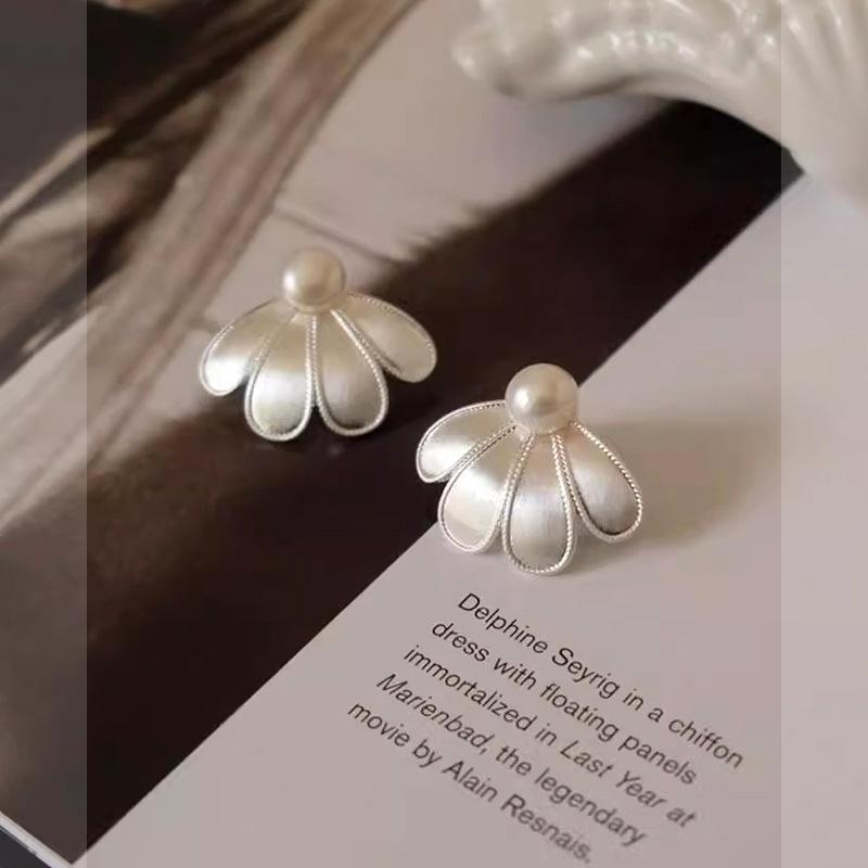 Petal Retro Temperament Niche High-end Earrings 1 pair of earrings