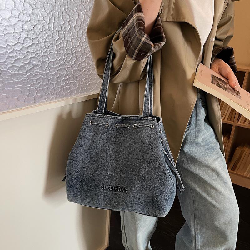 Trendy Denim Large Capacity Tote Bag Women Spacious Fashiable and Versatile Shoulder Bag Simple Ans Casual Commuting Bag