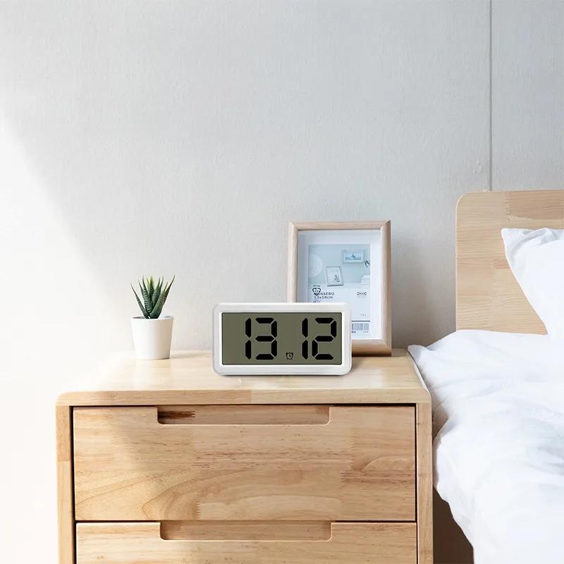 Batteriebetriebener digitaler Wecker Zeit- und Datumsanzeige Schlummerfunktion Tischuhr 12/24H Wandmontierte LCD-Uhr mit CR2032-Batterie