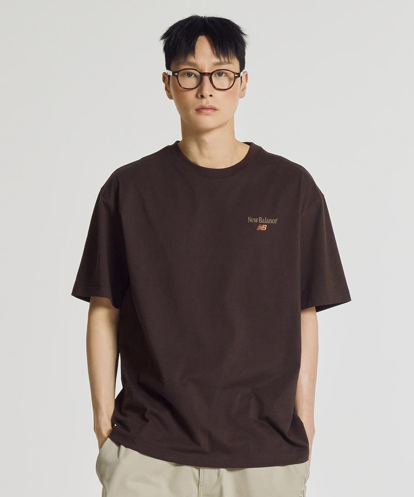 Nyuballanseu Nbneg21503 / Camiseta de Manga Curta Uni Nb Friends (Castanho)
