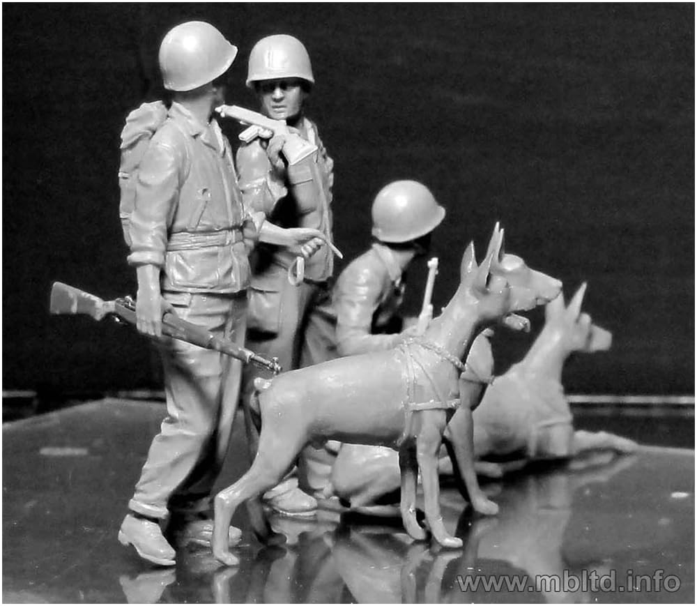 Master Box 1/35 Scale US Marine Corps (3 Figures) Pacific War Doberman Pinscher Plastic Model Kit MB35155