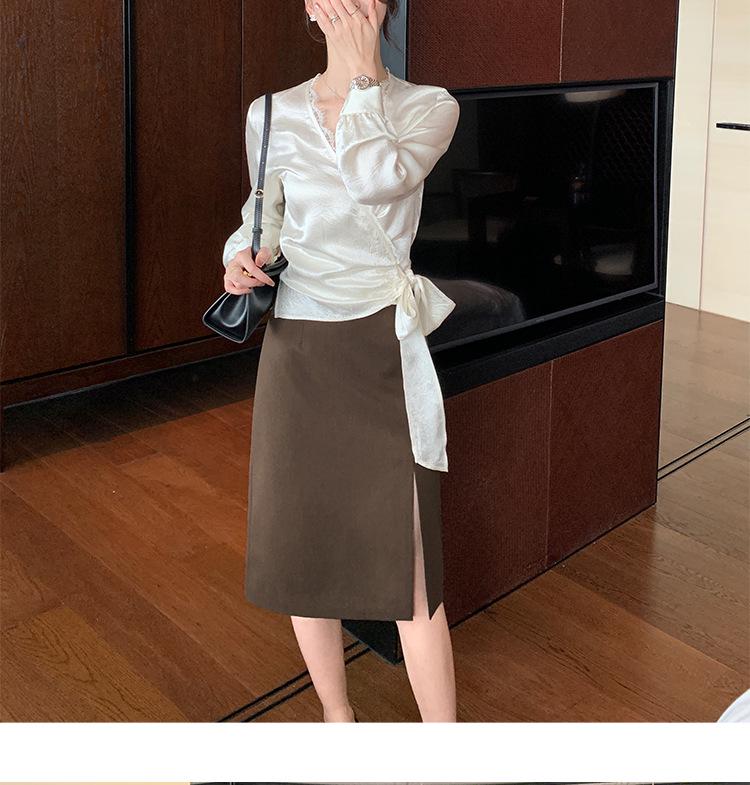 2026 Spring Floral Jacquard Satin Top: Elegant V-Neck Sheen Shirt with Lace Patchwork and Long Sleeves for Women