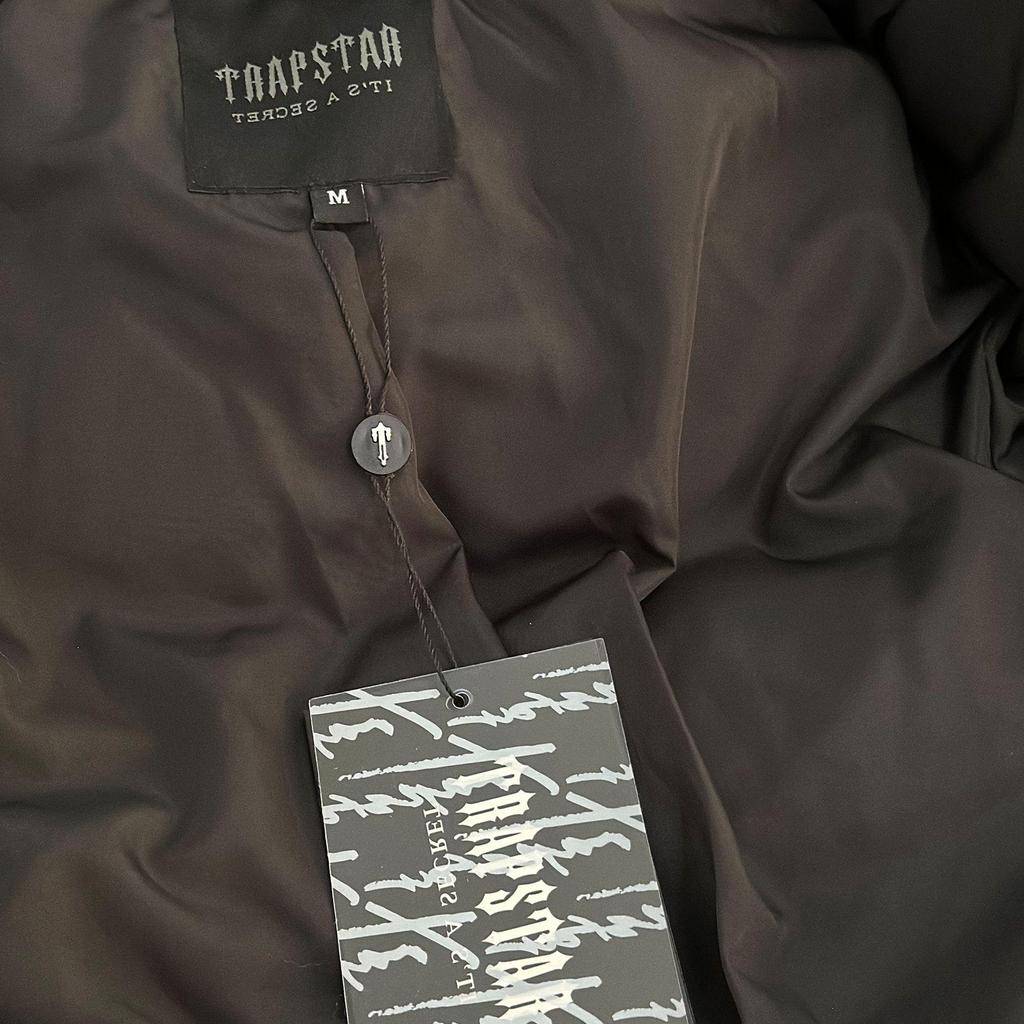 Trapstar Vyšívaná Americká Bavlněná Bunda s Kapucí a Stojáčkem - Nový Trendy Zimní Styl