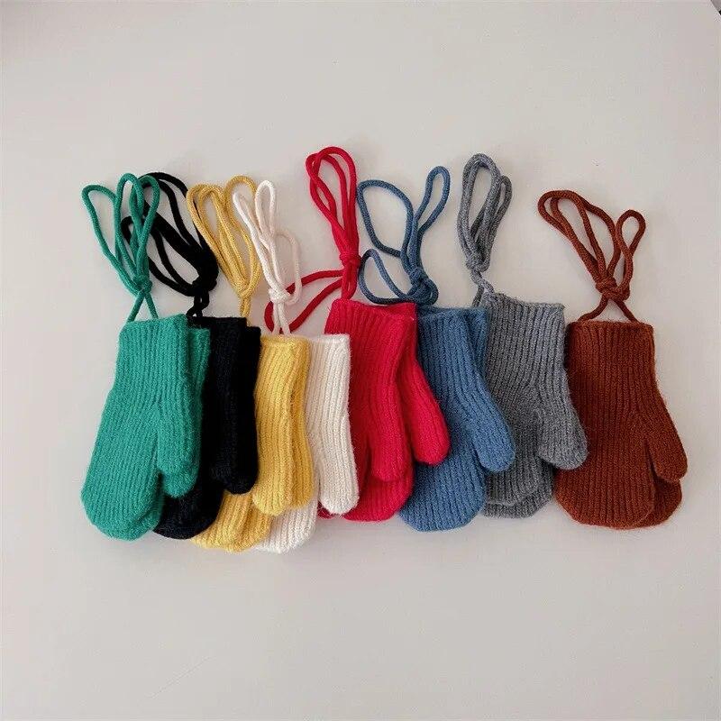 

1 пара теплых детских перчаток, простые модные однотонные варежки ярких цветов для малышей, портативные перчатки для игр на открытом воздухе, детские аксессуары