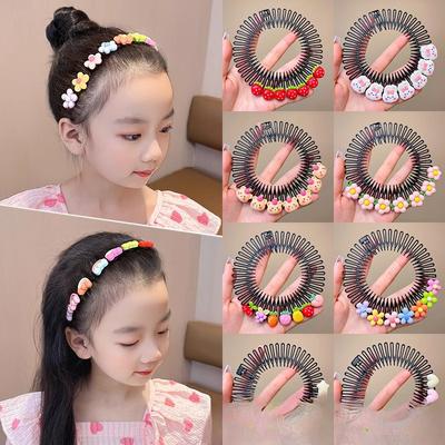 Un carino copricapo sulla parte posteriore della testa per bambini con capelli sciolti Un accessorio tira-capelli e pettinante per ragazze