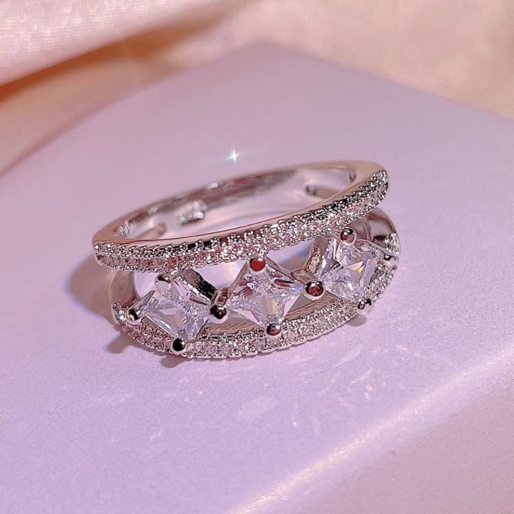 En dame-ring med en zirkon-ring En Valentinsgave En bryllupsmiddag En cocktailring