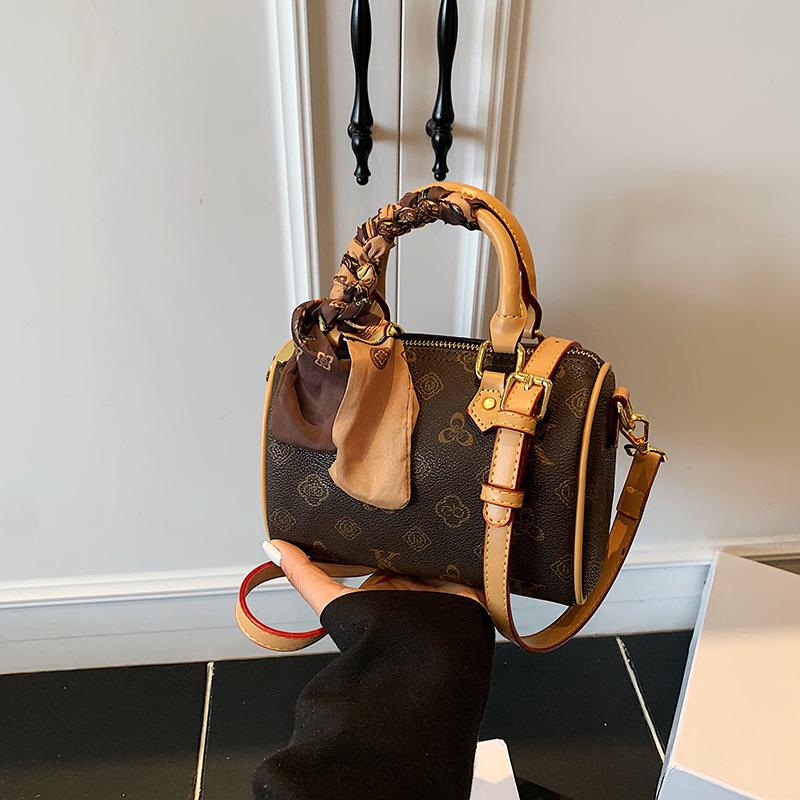 Borsa a Mano/Tracolla Versatile a Cuscino da Donna 2026 con Occhiali da Lettura e Foulard di Seta