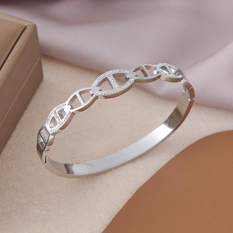 Elegant Rhinestone Pig Nose Clasp Titanium Steel Bracelet - Versatile Stainless Steel Hand Jewelry