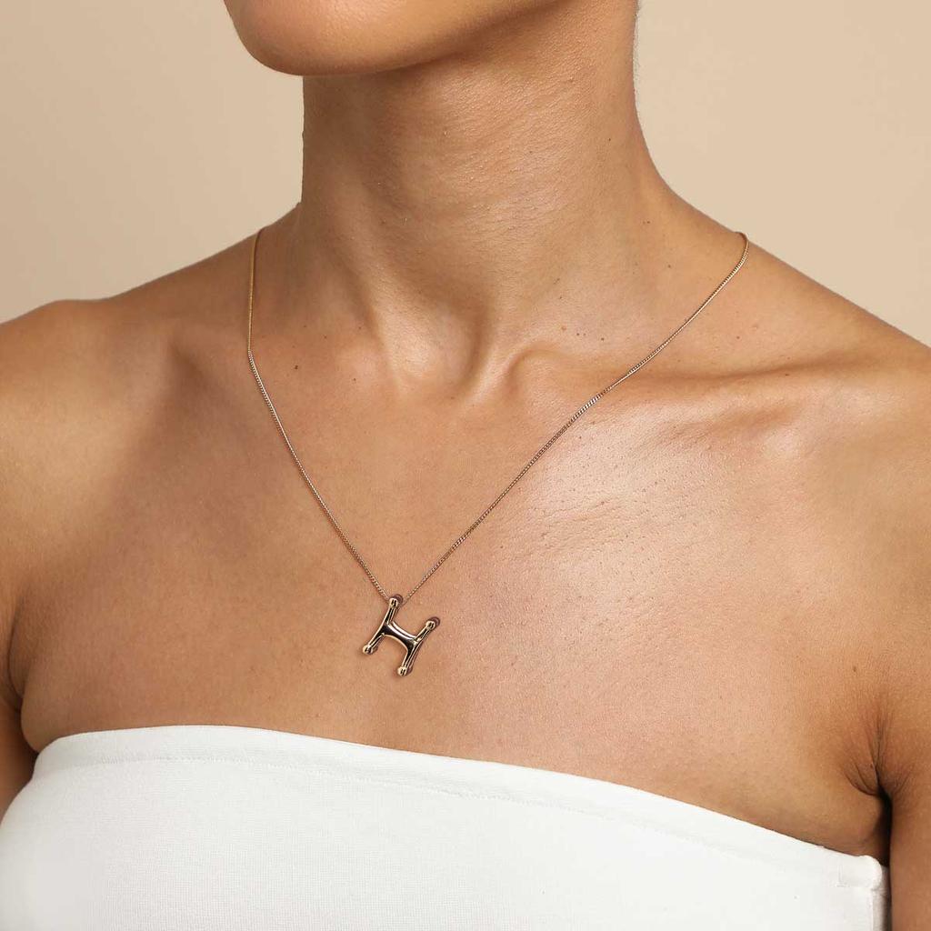 Senso de design Estilo clássico Ouro 18K, colar de joia com pingente H vazado de camada dupla com letra