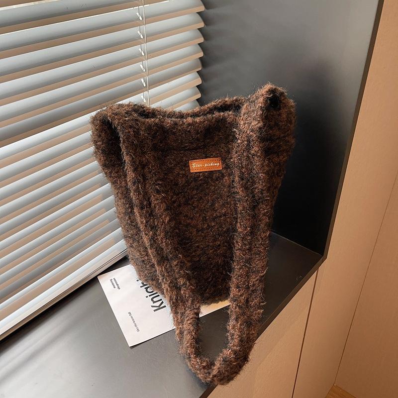 Personality simple fashion trend bucket bag casual autumn new women's bag 2025 niche shoulder messenger bag