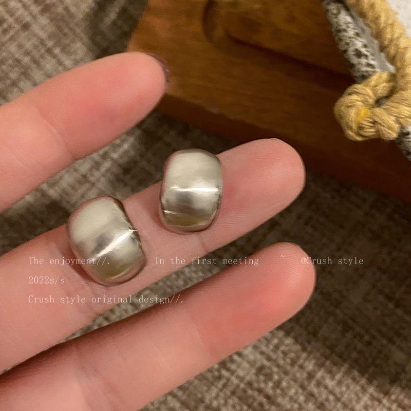 

Hot Girls Irregular Metal Women Elegant All-Match Earrings Pair of silver (silver needles)