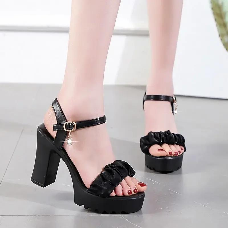 Sandalen für Damen Ein Wort Sommer 2025 Blockabsatz Damenschuhe Keilabsatz mit Plateau Wasserdichtes Schuhwerk Klobig Superhoch Beige