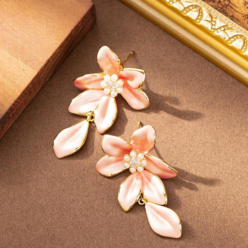 

French light luxury exquisite small fragrance inlaid with diamonds, pearl baking paint, flower earrings, female sweet temperament versatile earrings