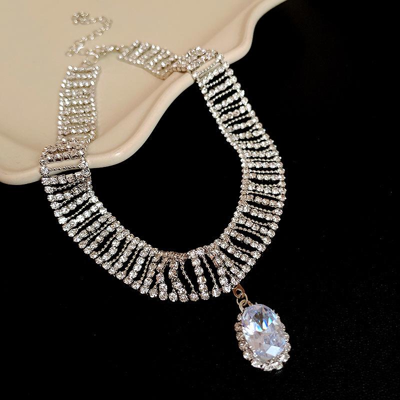 "High-End Luxury Drop Necklace and Earrings Set - European and American Niche Versatile Jewelry"