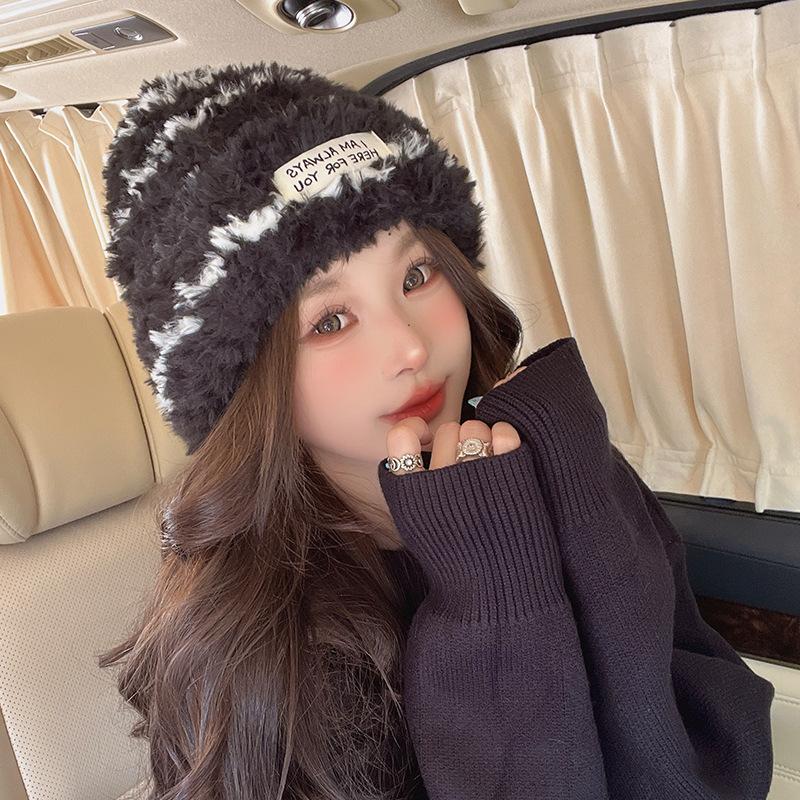 

Новая пушистая вязаная шапка в черно-белую полоску, теплая и универсальная, защищающая лицо, маленькая шерстяная шапка, закрывающая уши, для женщин M（56-58cm）