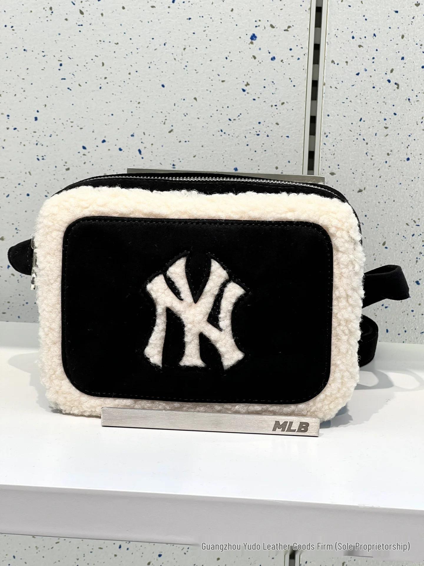 

MLB Lamb Wool Crossbody Camera Bag: Unisex Autumn/Winter Fashion, Versatile Single Shoulder, Small Square Design, Perfect for Commuting. чорний