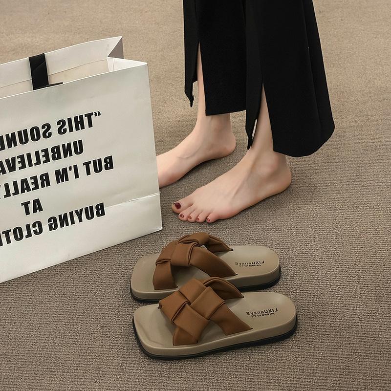 

Thick-soled cool slippers women s summer wear fashion 2025 new niche retro beach sandals casual one-word slippers 35