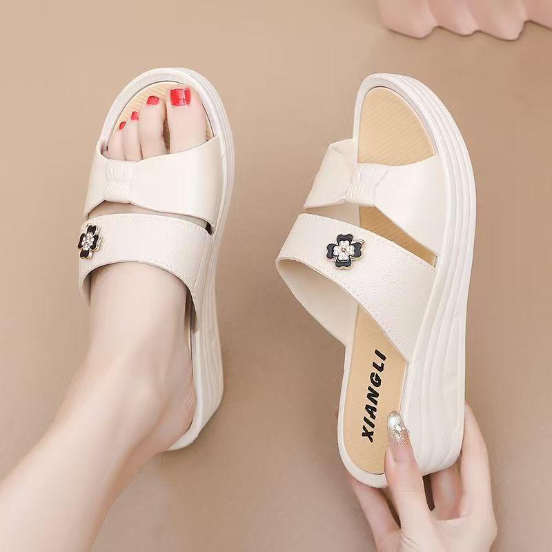 

New women s wedge slippers, light, fashionable, non-slip and wear-resistant elegant medium slippers when going out at home 36 білий