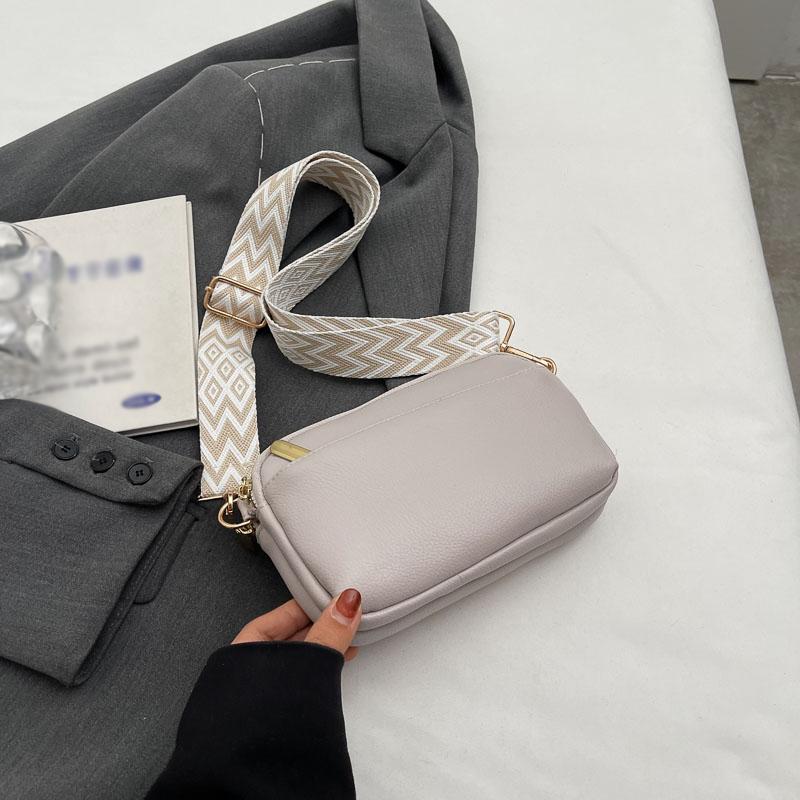 Chic Vegan Crossbody Bag Minimalist & Fashion-Forward PU Shoulder Bag for Women Simple and Versatile Small Square Bag