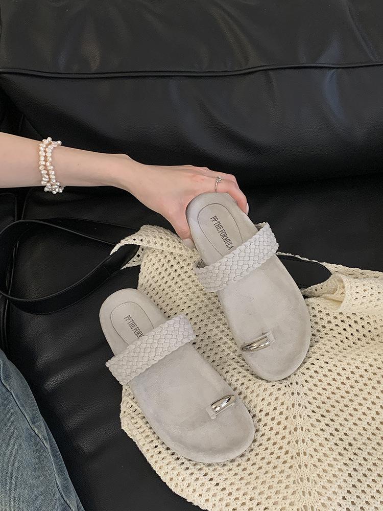 Soft bottom design simple word with cool slippers women's 2025 spring new set toe thick bottom beach slippers with skirt tide