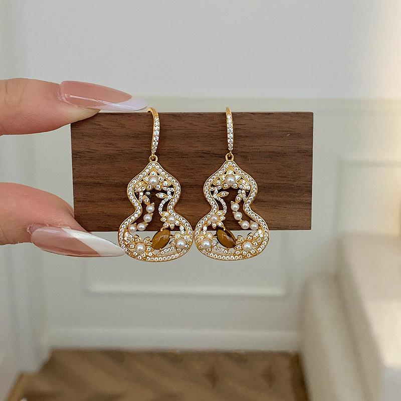 

Classic inlaid pearl tiger eye stone earrings necklace inlay diamond charm style hollow out exquisite brown jewelry sets