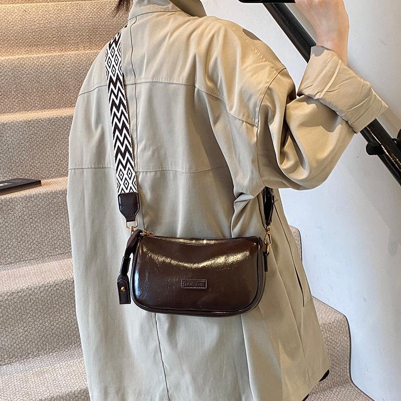Retro bag women's 2025 new solid color texture shoulder pillow bag niche versatile messenger bag