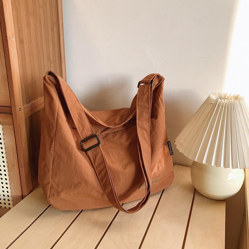 

Large-capacity casual tote bag women s new lightweight and versatile shoulder messenger bag class commuter cloth bag коричневый