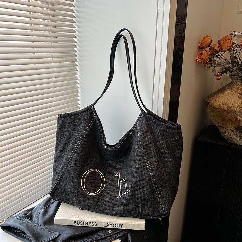 

Lightweight and large-capacity denim tote bag women s new high-end single shoulder commuter underarm bag shopping bag чёрный