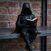 Statua di Uomo con Veste che Legge Mistero Gotico Statuetta Lettura Fantasy Veste Nera Scultura Seduta per Decorazione Libreria Scrivania di Halloween