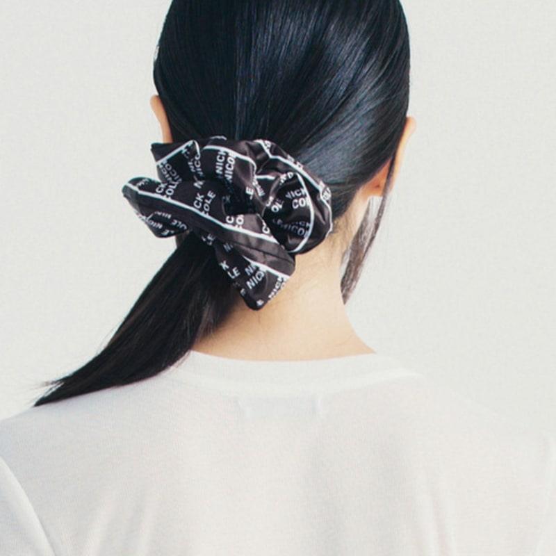 NICK&NICOLE NICOLE LOGO SATIN HAIR SCRUNCHIE_2 Color