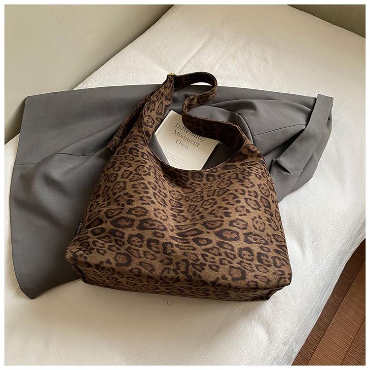 

Ленивая повседневная сумка-тоут женская 2025 осень новая расслабленная вместительная сумка на плечо модная универсальная сумка под мышкой