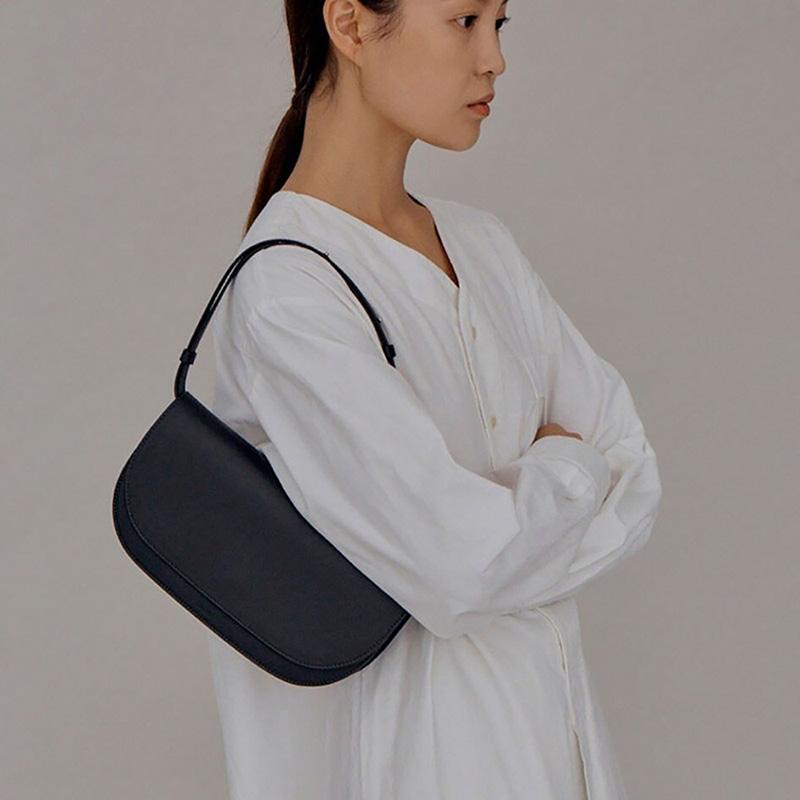 

Модная красная сумка через плечо в простом стиле, корейская версия, женская новая однотонная маленькая квадратная сумка, повседневная популярная сумка (20cm<Max Length<30cm)