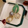 Super Beautiful Crystal Green Leaf Plant Flower Brooch for Women Banquet Corsage Elegant and Versatile Pearl Suit Pin