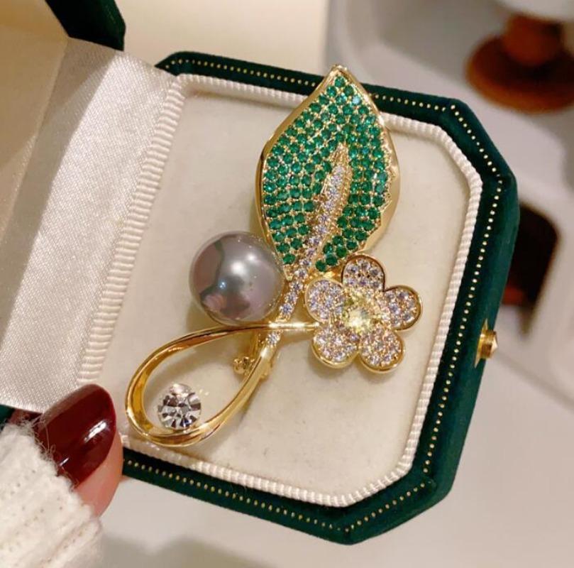 Super Beautiful Crystal Green Leaf Plant Flower Brooch for Women Banquet Corsage Elegant and Versatile Pearl Suit Pin